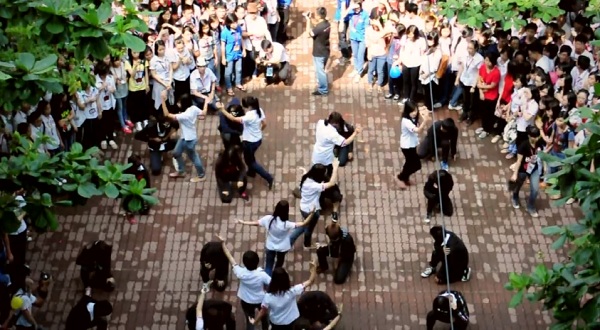 Sốt với clip FTUer nhảy Flashmob chào đón "tân binh" 4