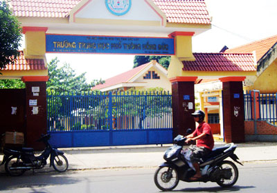 Thu tiền học sinh x&acirc;y s&acirc;n tennis cho thầy c&ocirc; chơi 1
