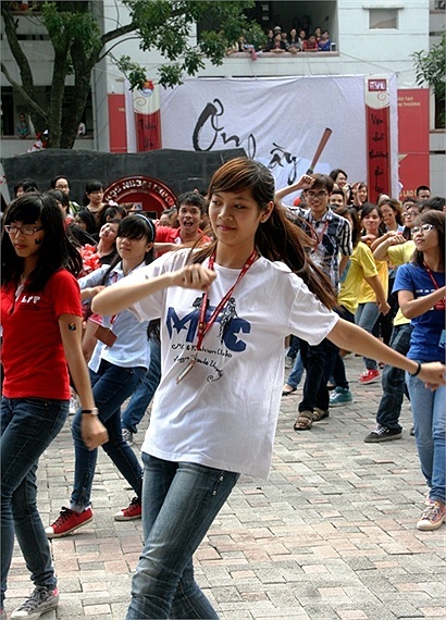 Hiệu trưởng Ngoại Thương nhảy flashmob cùng sinh viên 5