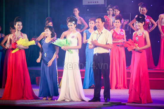 Nữ sinh xứ Huế tỏa sáng đêm thi Miss thời trang 15