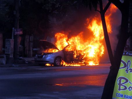 Taxi cháy ngùn ngụt sau khi phát nổ trên phố 1