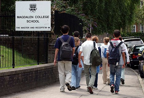 Anh: Sinh viên nước ngoài bị trục xuất vì làm thêm 1