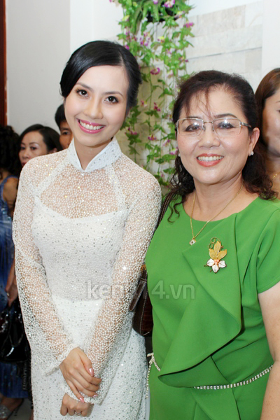 Miss Teen Huyền Trang được xe Limousine đón trong lễ rước dâu 40
