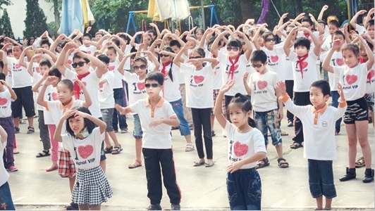 300 HS tiểu học trường VIP Hà Nội cùng nhảy Gangnam Style 1