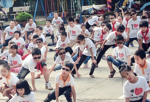 300 HS tiểu học trường VIP Hà Nội cùng nhảy Gangnam Style 2