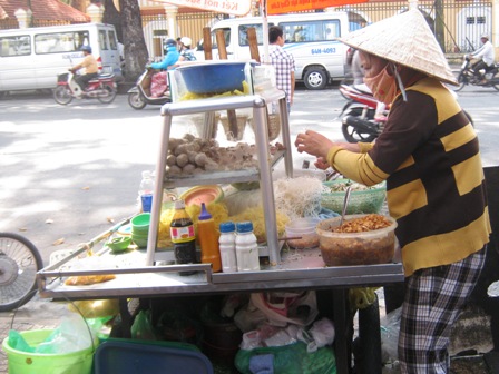 "Đặc sản" vỉa hè của học trò: Vừa ăn vừa nhặt lông 1