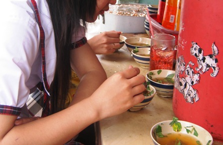"Đặc sản" vỉa hè của học trò: Vừa ăn vừa nhặt lông 2