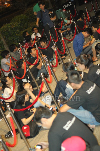 Sài Gòn: Hàng trăm người ngủ ngoài trời suốt đêm để chờ mua ĐT giảm giá 10