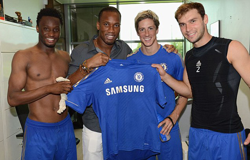 drogba-bat-ngo-hoi-ngo-dong-doi-tai-chelsea