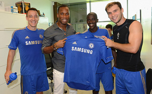 drogba-bat-ngo-hoi-ngo-dong-doi-tai-chelsea