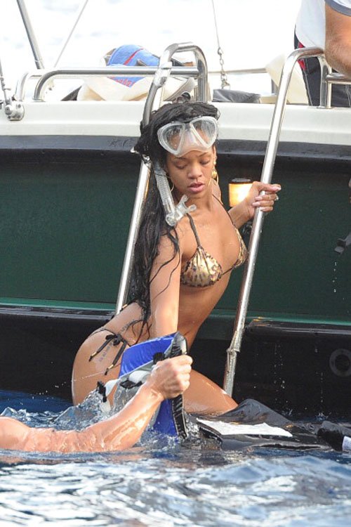 rihanna-gay-chu-y-vi-loat-hanh-dong-tao-bao