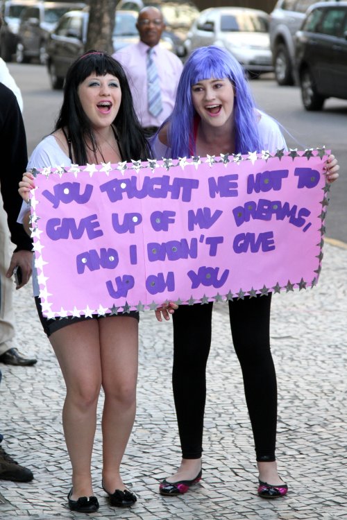 katy-perry-toc-bay-tu-tung-khi-dien-kien-fan