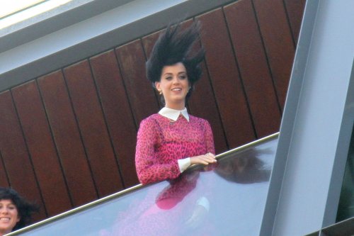 katy-perry-toc-bay-tu-tung-khi-dien-kien-fan