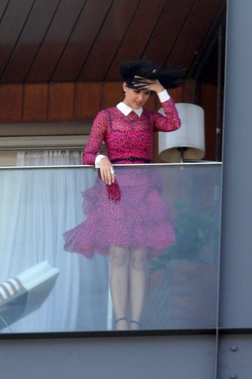 katy-perry-toc-bay-tu-tung-khi-dien-kien-fan