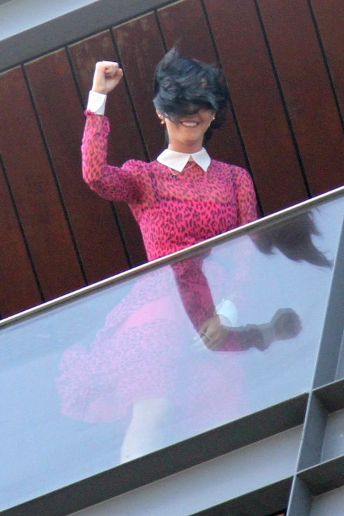 katy-perry-toc-bay-tu-tung-khi-dien-kien-fan