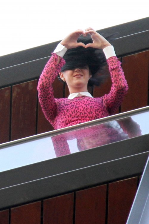 katy-perry-toc-bay-tu-tung-khi-dien-kien-fan
