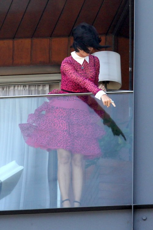 katy-perry-toc-bay-tu-tung-khi-dien-kien-fan