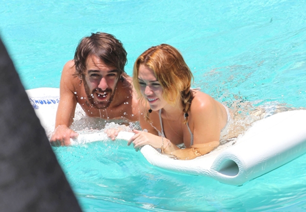 miley-lai-gay-xon-xao-vi-anh-nude