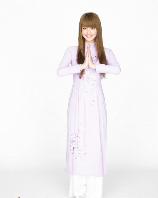 dien-vien-nhat-tung-dien-ao-dai-viet-lo-anh-nong