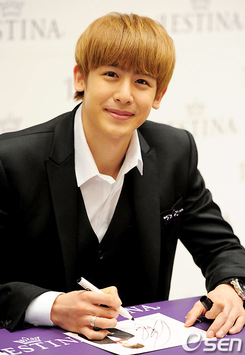 me-nichkhun-len-tieng-ve-tai-nan-cua-con-trai