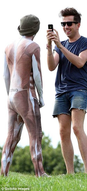 hot-boy-one-direction-dien-do-quai-giong-yen-trang
