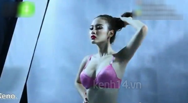 clip-hau-truong-chup-anh-thieu-vai-cua-angela-phuong-trinh