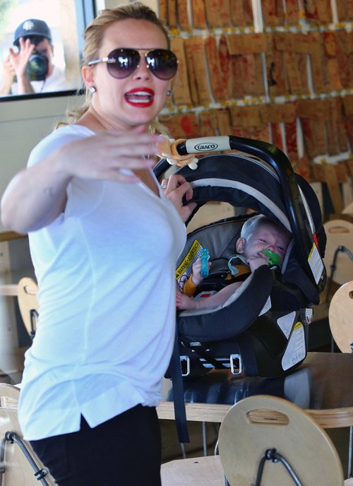 con-khoc-hilary-duff-duoi-thang-co-paparazzi