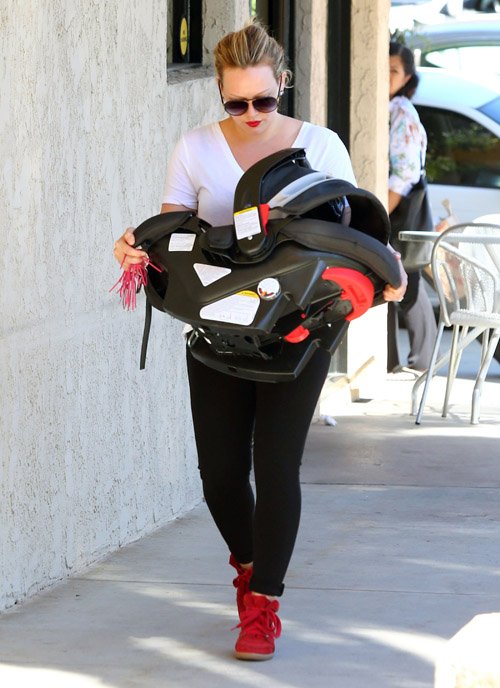 con-khoc-hilary-duff-duoi-thang-co-paparazzi