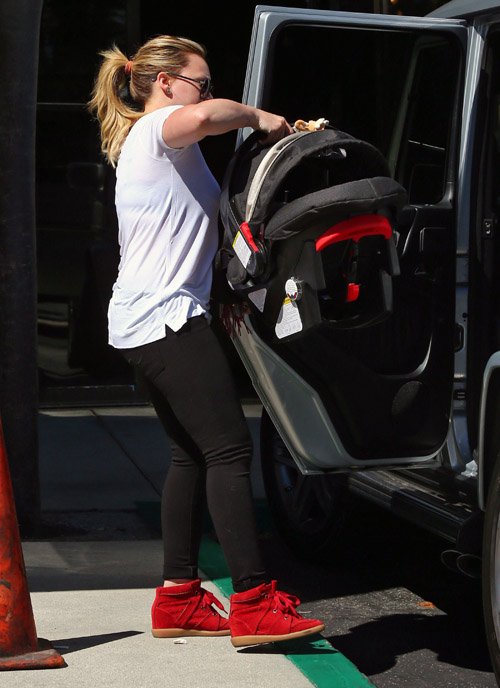 con-khoc-hilary-duff-duoi-thang-co-paparazzi