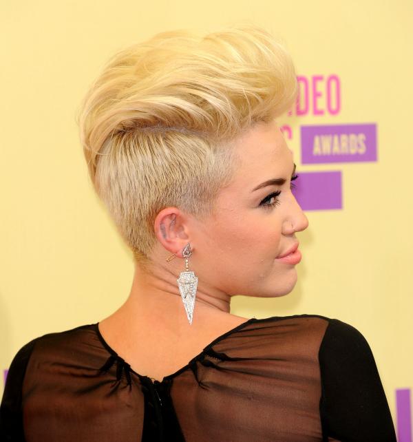 miley-bi-so-sanh-voi-sao-nu-gan-50-tuoi