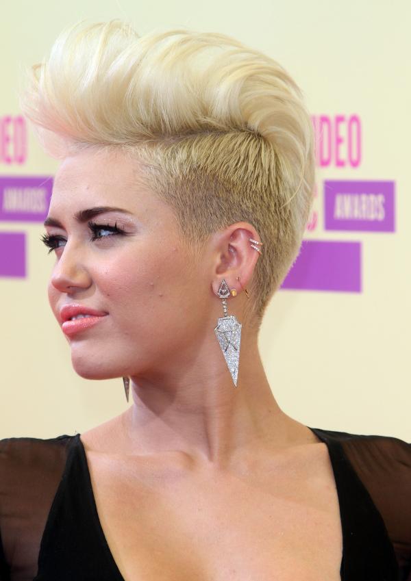 miley-bi-so-sanh-voi-sao-nu-gan-50-tuoi