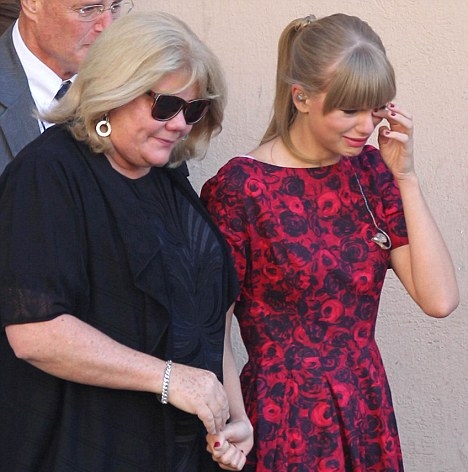 Taylor Swift khóc ròng sau khi dự sự kiện