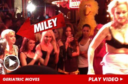 clip-miley-xem-nguoi-mau-82-tuoi-thoat-y