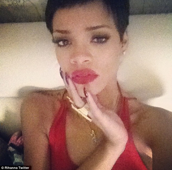 rihanna-lien-tuc-tan-cong-chris-tren-twitter