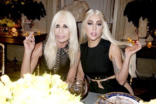 gaga-chup-hinh-nhay-cam-ben-ba-trum-versace