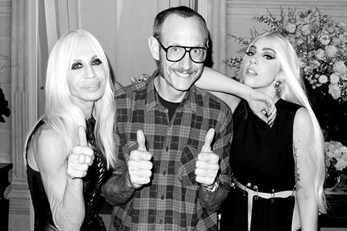 gaga-chup-hinh-nhay-cam-ben-ba-trum-versace