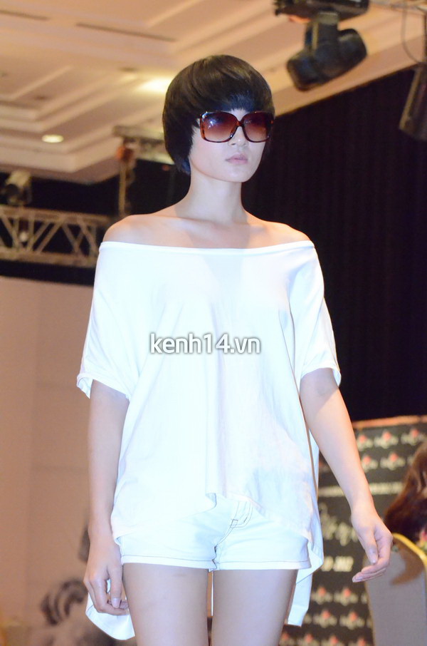 Dàn Next Top Model ăn bánh rán giữa giờ tập