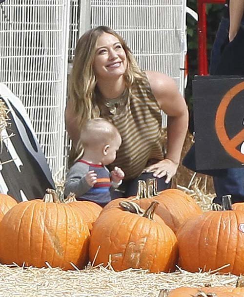 Hilary Duff đưa con trai đi chọn bí ngô Halloween