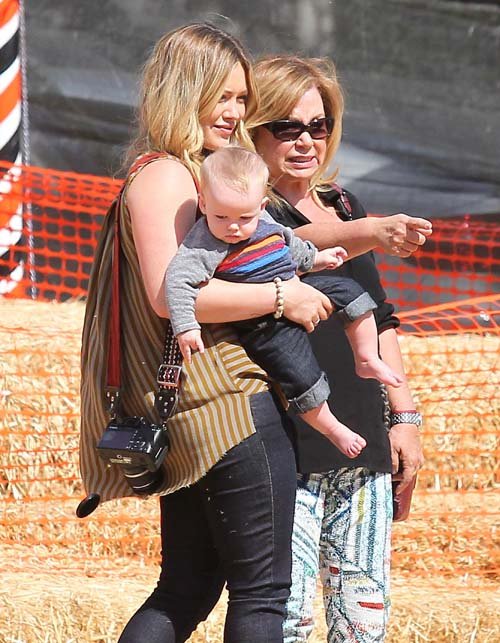 Hilary Duff đưa con trai đi chọn bí ngô Halloween