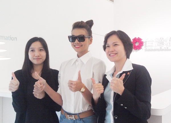 Thanh Hằng gặp gỡ thành viên S.H.E