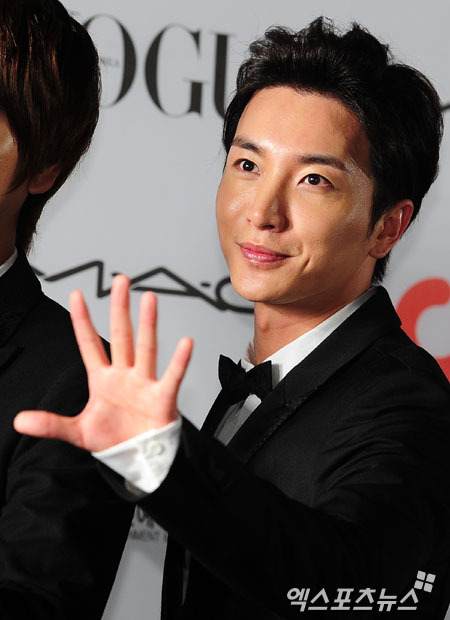 vo-leeteuk-suu-bi-buc-vay-tren-tham-xanh