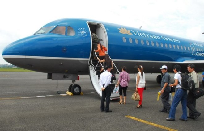 Hành khách lên máy bay Vietnam Airlines - Ảnh: Hoàng Thạch Vân