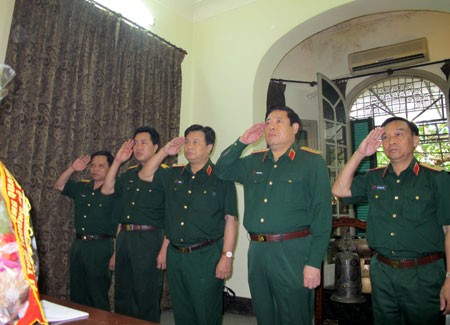 Đại tướng Phùng Quang Thanh dâng hương Đại tướng Võ Nguyên Giáp.