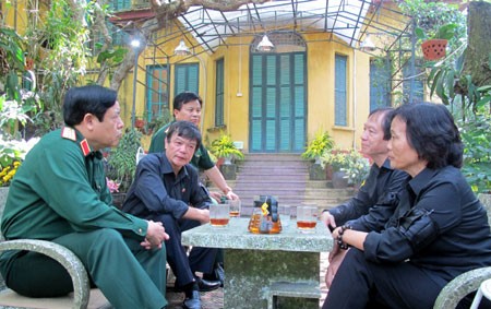 Bộ trưởng Phùng Quang Thanh trò chuyện với con trai, con gái Đại tướng Võ Nguyên Giáp.