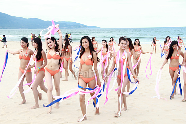 mc-anh-tuan-ngop-giua-dan-nguoi-dep-bikini