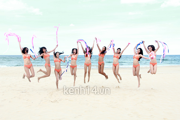 mc-anh-tuan-ngop-giua-dan-nguoi-dep-bikini