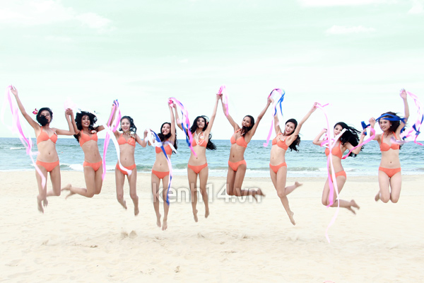 mc-anh-tuan-ngop-giua-dan-nguoi-dep-bikini