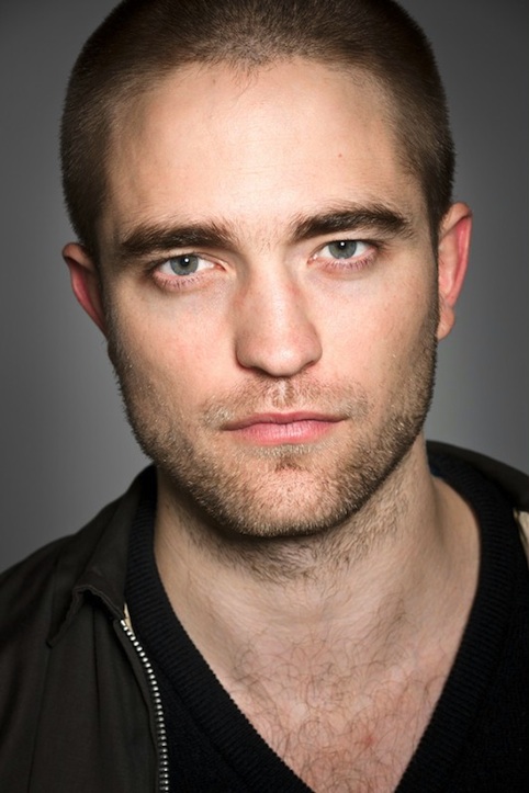 rihanna-nhan-tin-dong-vien-ma-ca-rong-robert-pattinson