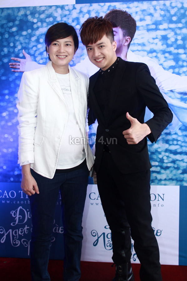my-nam-my-nu-tap-nap-mung-cao-thai-son