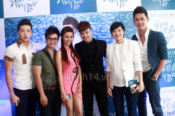 my-nam-my-nu-tap-nap-mung-cao-thai-son